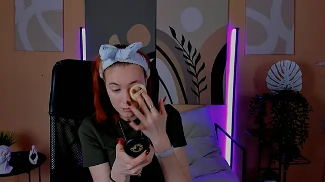 SierraHarper online show from December 4, 2025, 7:50 am