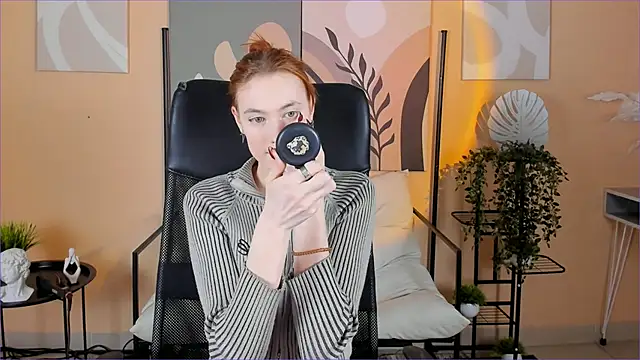 SierraHarper online show from December 14, 2025, 4:45 pm