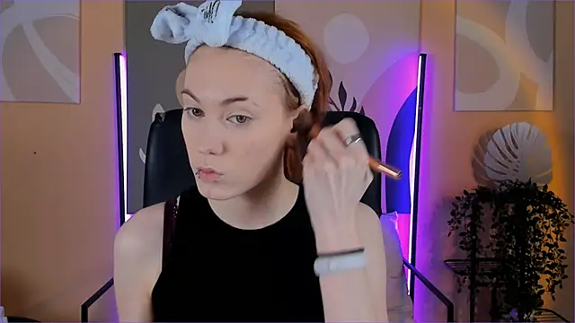 SierraHarper online show from December 20, 2025, 4:25 pm