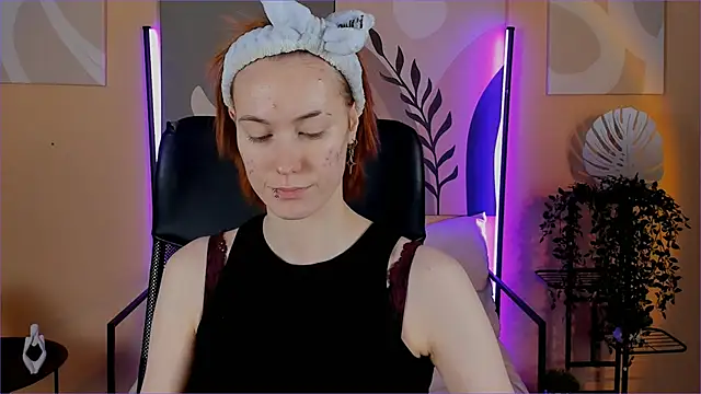 SierraHarper online show from December 21, 2025, 4:25 pm