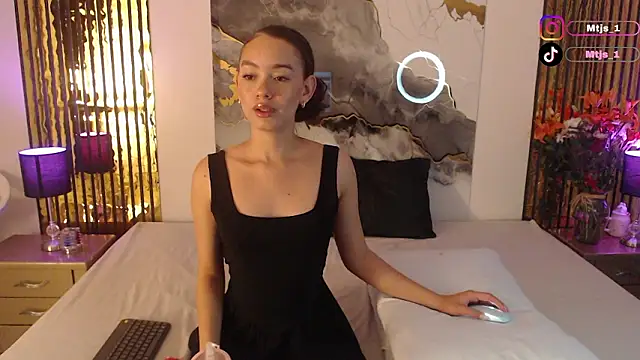 Snapshot of MiticaBrennet_ chatting on March 5, 2026, 5:03 am MiticaBrennet online show from March 5, 2026, 5:03 am