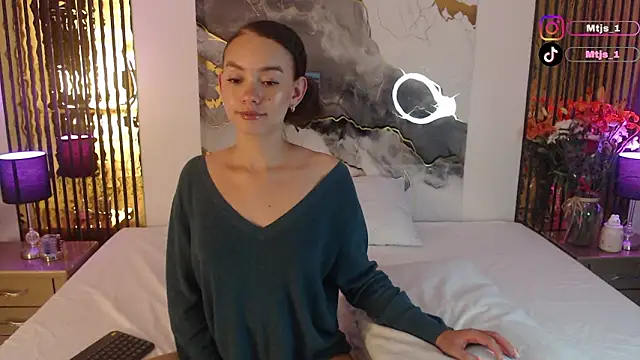 Snapshot of MiticaBrennet_ chatting on March 7, 2026, 3:25 am MiticaBrennet online show from March 7, 2026, 3:25 am