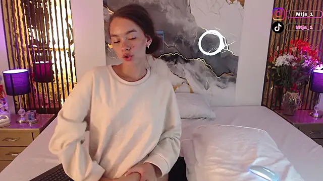 Snapshot of MiticaBrennet_ chatting on March 13, 2026, 2:40 am MiticaBrennet online show from March 13, 2026, 2:40 am