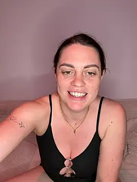 laraslittlesecrett online show from April 26, 2026, 6:38 pm