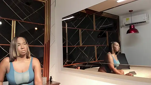 Snapshot of ZoeCollin chatting on December 18, 2025, 7:31 pm ZoeCollin online show from December 18, 2025, 7:31 pm