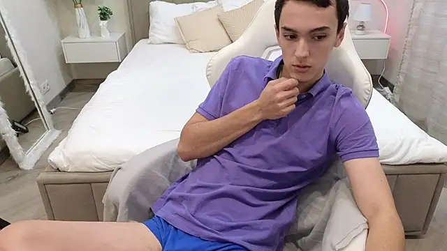 MoonlinSkinn online show from November 27, 2025, 8:05 am