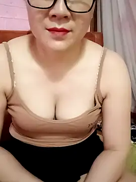 Snapshot of Lily-ross22 chatting on July 3, 2026, 4:13 pm Lily-ross22 online show from July 3, 2026, 4:13 pm