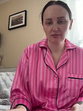 Snapshot of TomilaSi chatting on December 18, 2025, 11:27 am TomilaSi online show from December 18, 2025, 11:27 am