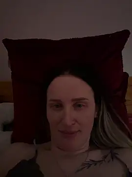 Snapshot of TomilaSi chatting on December 18, 2025, 11:33 pm TomilaSi online show from December 18, 2025, 11:33 pm