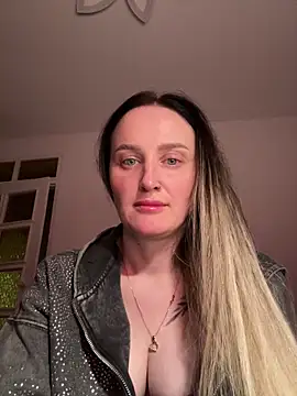 Snapshot of TomilaSi chatting on December 20, 2025, 8:49 pm TomilaSi online show from December 20, 2025, 8:49 pm