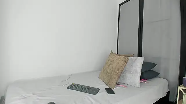 niicole steele  online show from March 18, 2026, 9:07 pm