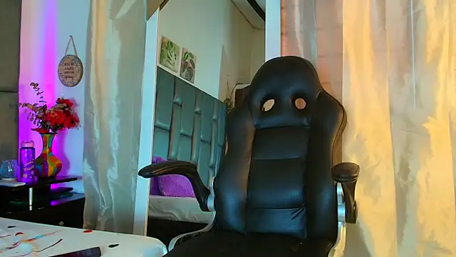 Snapshot of TashaNaughty4u chatting on April 22, 2026, 7:37 pm TashaNaughty4u online show from April 22, 2026, 7:37 pm