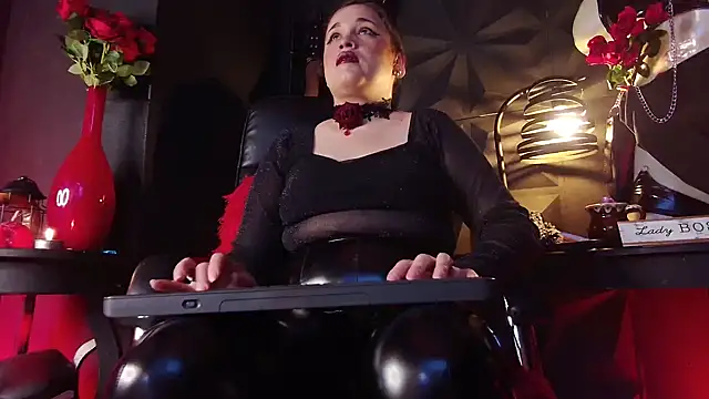 Snapshot of MillyWhrite chatting on December 22, 2025, 5:21 pm MillyWhrite online show from December 22, 2025, 5:21 pm