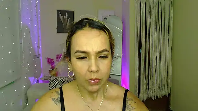 Snapshot of Aunty_milf chatting on June 30, 2026, 6:42 pm Aunty milf online show from June 30, 2026, 6:42 pm