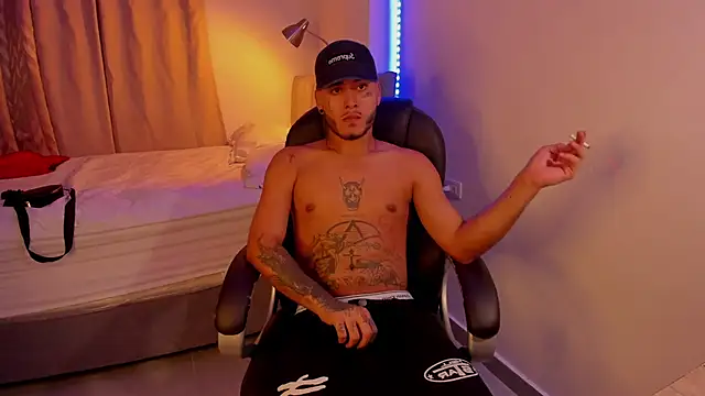 Snapshot of master_evil07 chatting on December 17, 2025, 3:56 am master evil07 online show from December 17, 2025, 3:56 am