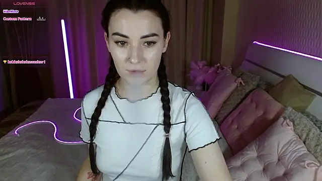 Snapshot of AdeleCutie chatting on December 2, 2025, 12:16 am AdeleCutie online show from December 2, 2025, 12:16 am