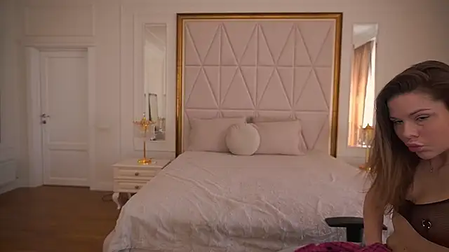 KissableKira online show from March 13, 2026, 8:10 am