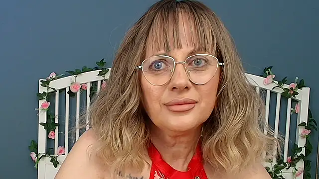 Snapshot of Cougar_Milff chatting on June 4, 2026, 8:15 pm Cougar Milff online show from June 4, 2026, 8:15 pm