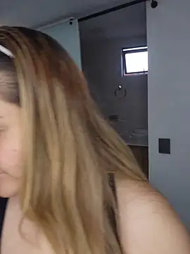 LoreinnFox online show from May 5, 2026, 10:07 pm