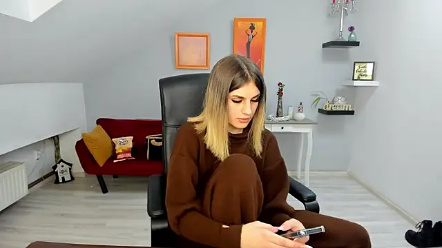 SarahOwenn online show from December 17, 2025, 8:15 pm