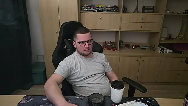 kevinnlovelly online show from April 12, 2026, 11:43 pm