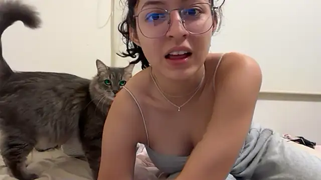 Alicatcua  online show from May 8, 2026, 3:56 am
