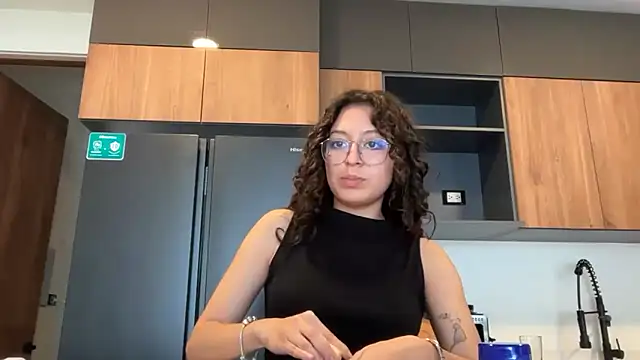 Alicatcua  online show from June 7, 2026, 12:04 am