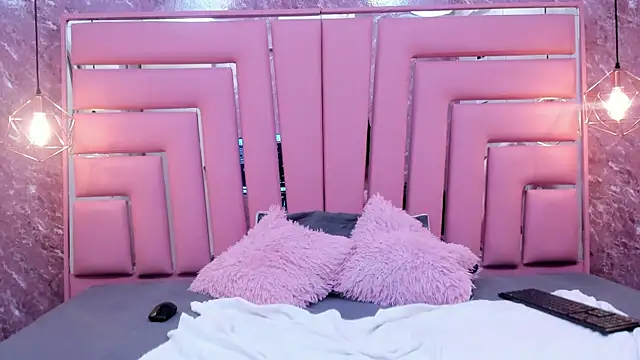 HOTTIE MIA  online show from December 1, 2025, 7:19 pm