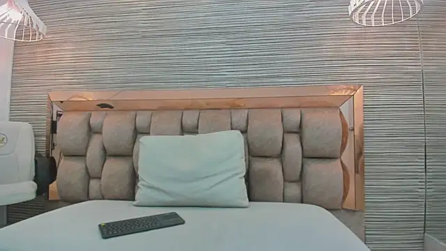 claire bonny online show from December 19, 2025, 6:59 pm