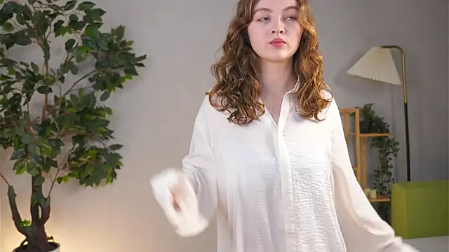 MarilynDibartolo online show from December 3, 2025, 7:01 pm