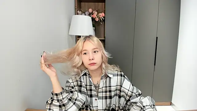 AunclreaVache online show from November 30, 2025, 10:41 am