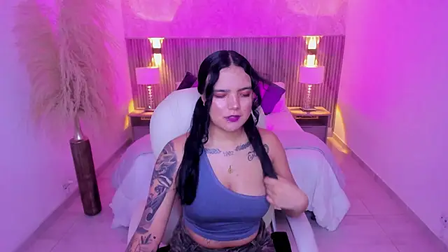 Snapshot of Allyson_brown_ chatting on December 17, 2025, 7:42 pm Allyson brown online show from December 17, 2025, 7:42 pm