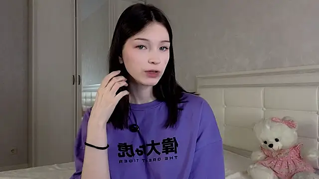 YvonneShames online show from December 19, 2025, 12:34 pm