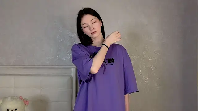 YvonneShames online show from December 22, 2025, 11:07 am