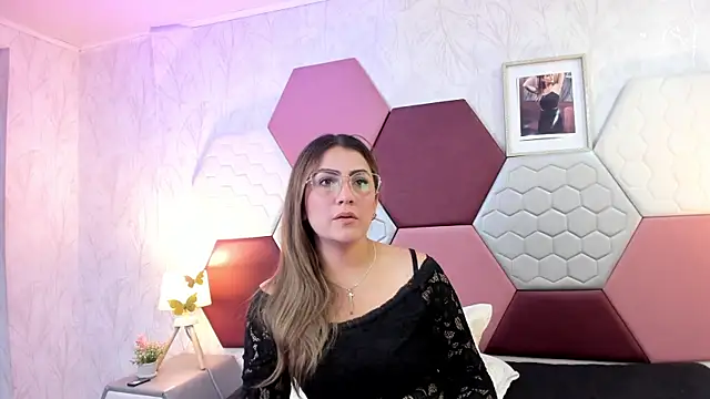 AriaRous online show from April 23, 2026, 4:31 pm