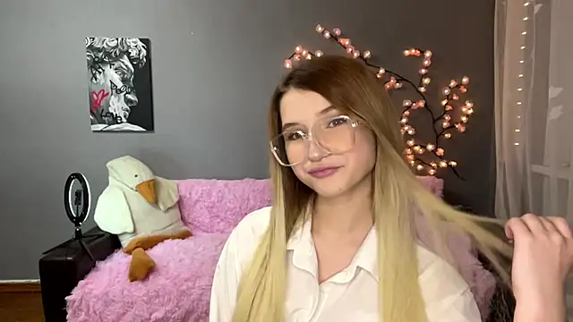 VikkiWittel online show from December 14, 2025, 4:01 pm