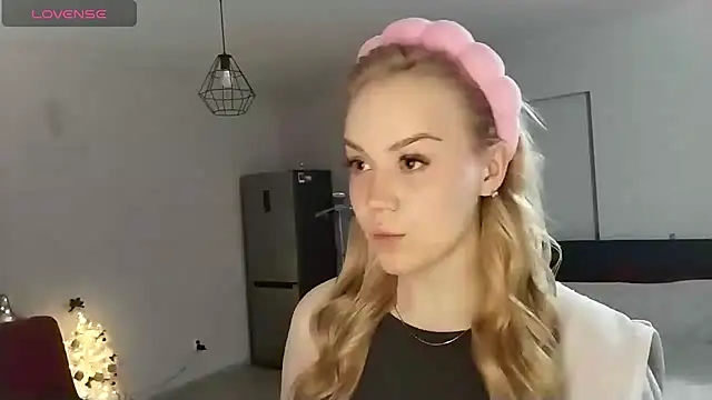 Snapshot of LunaPeony chatting on December 19, 2025, 9:11 pm LunaPeony online show from December 19, 2025, 9:11 pm