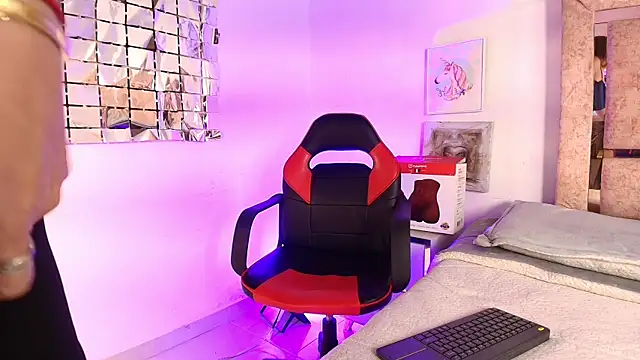 ElenaLauren online show from June 6, 2026, 2:33 pm