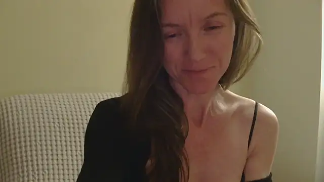 Snapshot of AuroraAG chatting on April 18, 2026, 10:43 pm AuroraAG online show from April 18, 2026, 10:43 pm