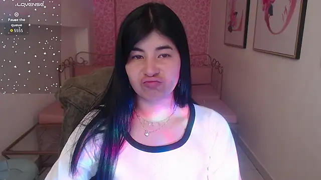 Nina harpper  online show from December 15, 2025, 1:04 pm