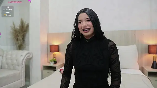 nicol alvarez online show from May 10, 2026, 11:37 am