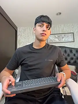 Snapshot of Lander_Cruz chatting on June 5, 2026, 6:13 pm Lander Cruz online show from June 5, 2026, 6:13 pm