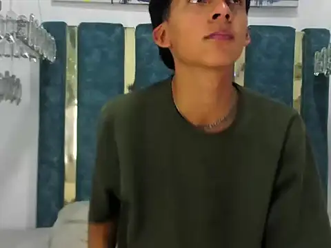 Valentino Lux online show from December 18, 2025, 7:42 pm