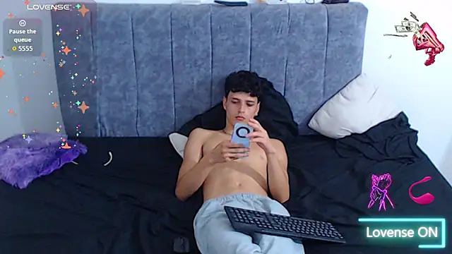 hottie couplee online show from May 2, 2026, 11:10 pm