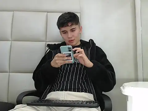 Snapshot of JuanGomm chatting on January 15, 2026, 7:50 pm JuanGomm online show from January 15, 2026, 7:50 pm