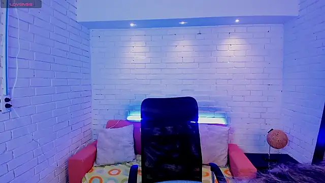 TiffanyHoustton online show from February 4, 2026, 12:00 pm