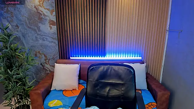 TiffanyHoustton online show from February 20, 2026, 11:43 am