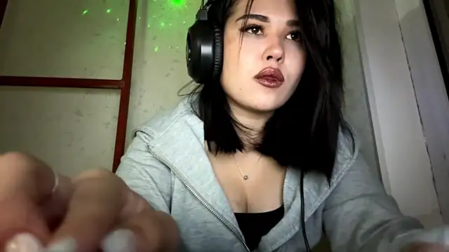 Lolamein online show from December 15, 2025, 1:26 pm