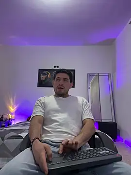 williamsmiiths16 online show from May 8, 2026, 12:38 am