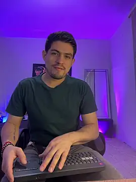 williamsmiiths16 online show from May 15, 2026, 10:44 am